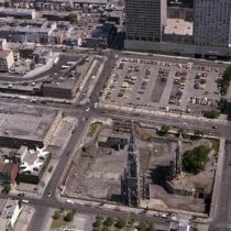 Archive Montréal vue aérienne démolition église avant construction UQAM